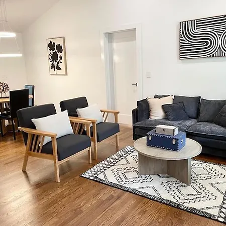 Modern Retreat In Decatur Vila